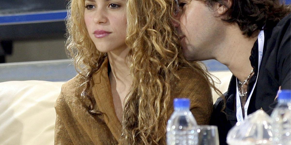 La cantante colombiana Shakira, (i), y su novio 
Antonio de la Rua, (d), durante la semifinal del torneo de exhibición de Abu Dhabi disputada entre Rafael Nadal y el tenista ruso Nikolay Davydenko, hoy 2 de enero de 2009, en Abu Dhabi, Emiratos Árabes Unidos.