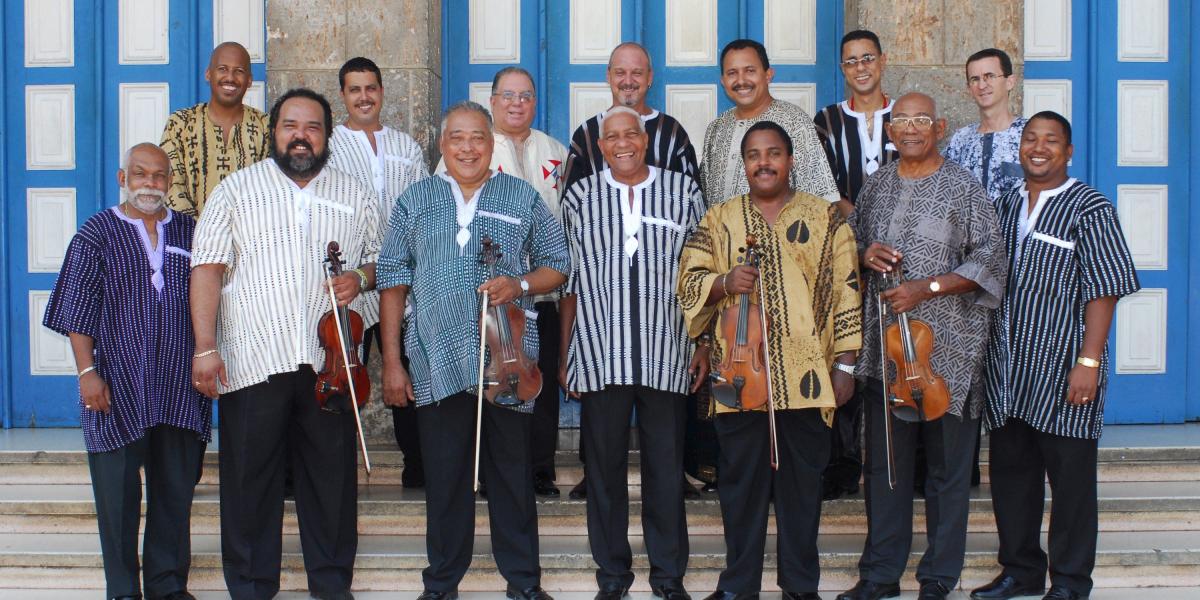 El grupo Aragón está compuesto por 14 músicos: cuatro violines, güiros, timbales, piano y voz.