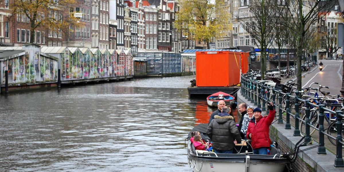 Ámsterdam construirá un puente de peatones y ciclistas, a despecho de la movilidad fluvial.