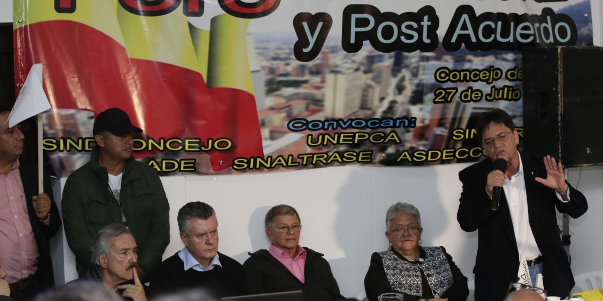 Rodrigo Granda, líder de las Farc, anoche en el foro de paz en el Concejo de Bogotá.