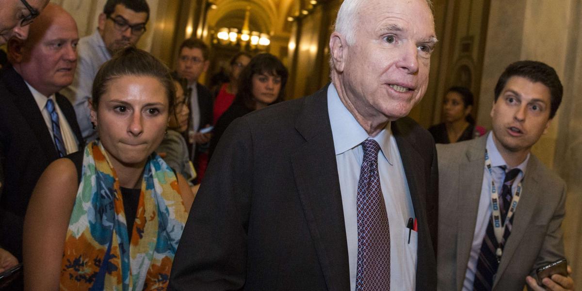 El Senador John McCain abandona la Cámara del Senado después de la votación sobre una versión simplificada, o "Skinny Repeal".