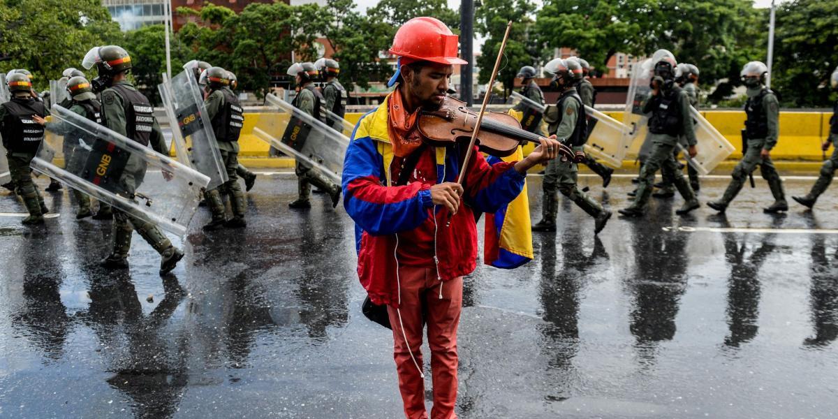 Wuilly Arteaga, violinista que se ha hecho famoso en las protestas en Venezuela y que fue herido y luego detenido.