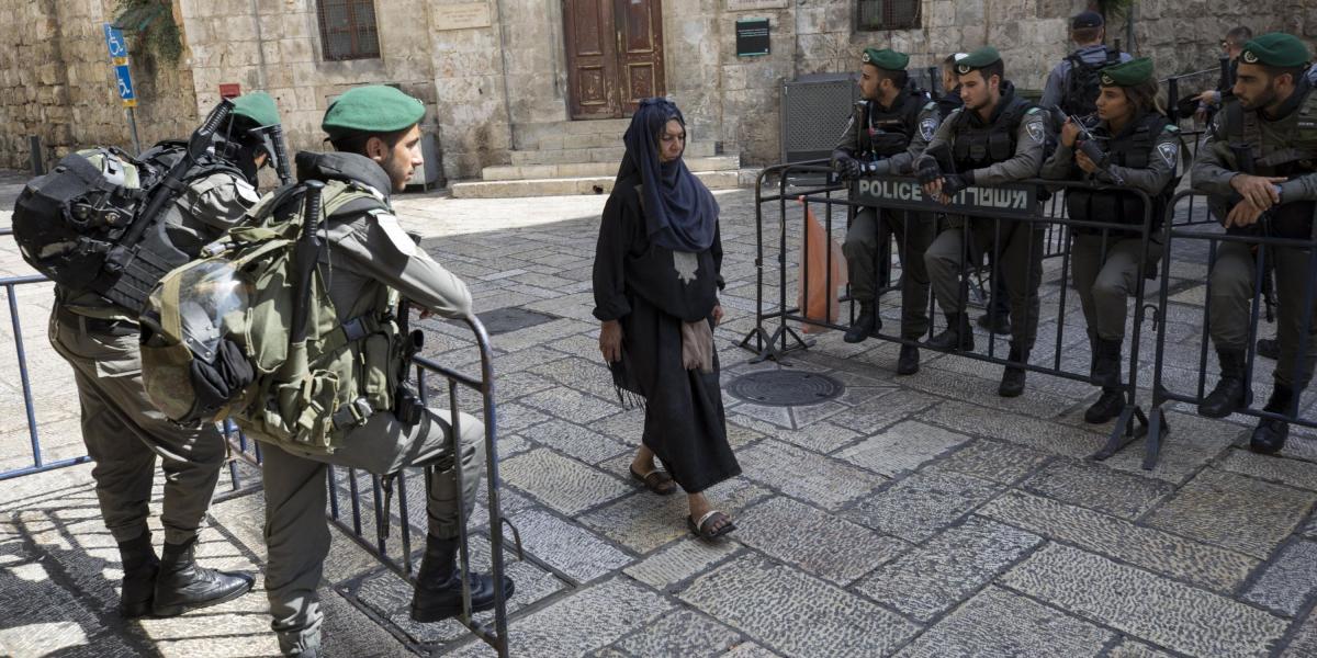 A pesar del anuncio de Israel de retirar los detectores de metal, volvieron los disturbios dentro y fuera del recinto sagrado en los que resultaron heridos más de cien palestinos y un policía israelí.