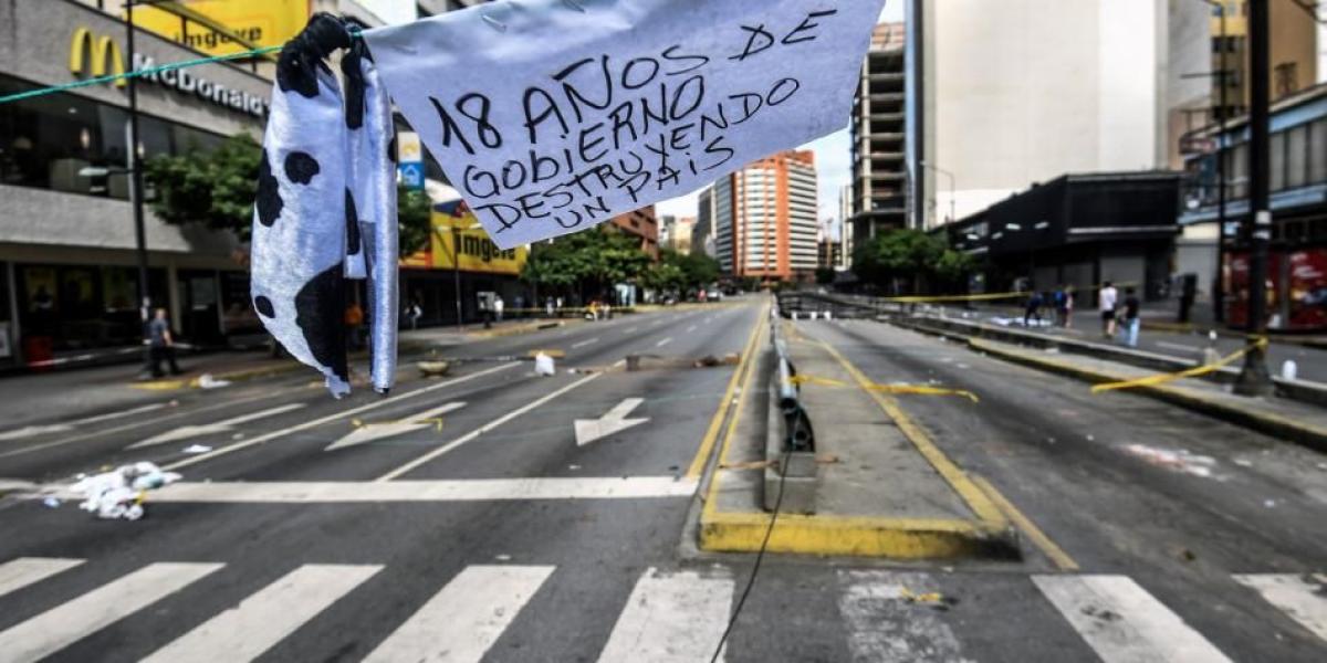 En Venezuela, se llevo a cabo el paro cívico de 48 horas convocado por la oposición, en rechazo a la Asamblea Nacional Constituyente convocada por el presidente Nicolás Maduro. La huelga dejó 3 muertos, con los que se eleva a 107 la cifra de muertos en el país desde hace ya cuatro meses de protestas contra lo que la oposición considera una 'dictadura´ por parte de Maduro.