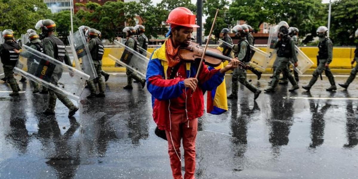 En Venezuela, el joven venezolano Wuilly Arteaga, famoso por tocar el violín en las manifestaciones de protesta contra el presidente, Nicolás Maduro, fue detenido por militares durante una movilización en Caracas. Al menos 4.500 arrestos se han producido en los casi cuatro meses de manifestaciones opositoras, que dejan 113 muertos y centenares de heridos.