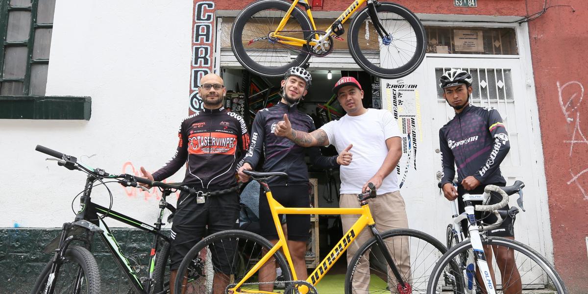 Hoy en día, Cardona Bikes patrocina a varios ciclistas en carreras urbanas.