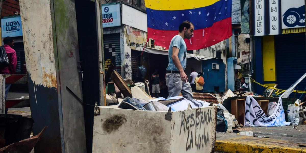 Activistas en Venezuela instalan barricadas en las calles en Caracas, para protestar.