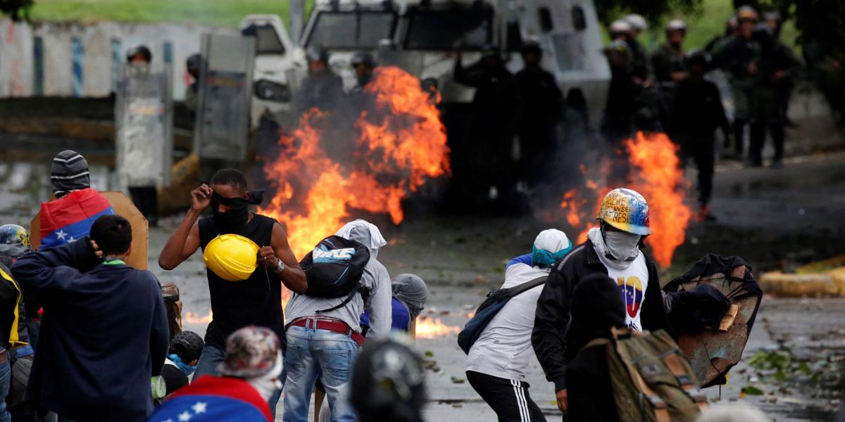 Los choques entre manifestantes y las fuerzas de seguridad del Gobierno son pan de cada día. La imagen es del viernes pasado en Caracas.