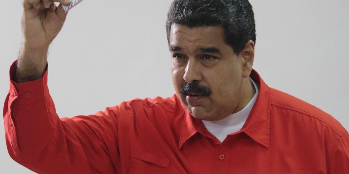 El presidente de Venezuela, Nicolás Maduro, vota mientras en las calles hay tensión por la constituyente.