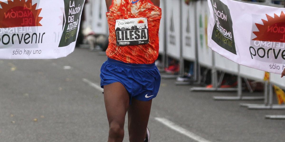 Feyisa Lilesa, ganador de la Media Maratón de Bogotá 2017.