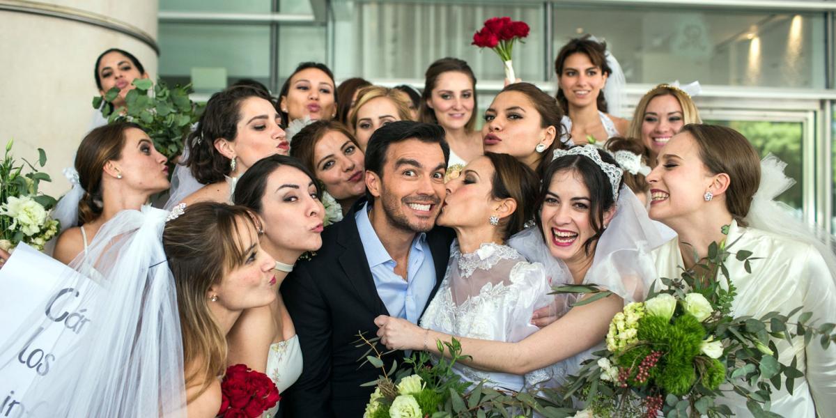 El actor venezolano Luciano D’Alessandro posa con las novias ‘manifestantes’, en el lanzamiento internacional de la telenovela, que se realizó en Ciudad de México.