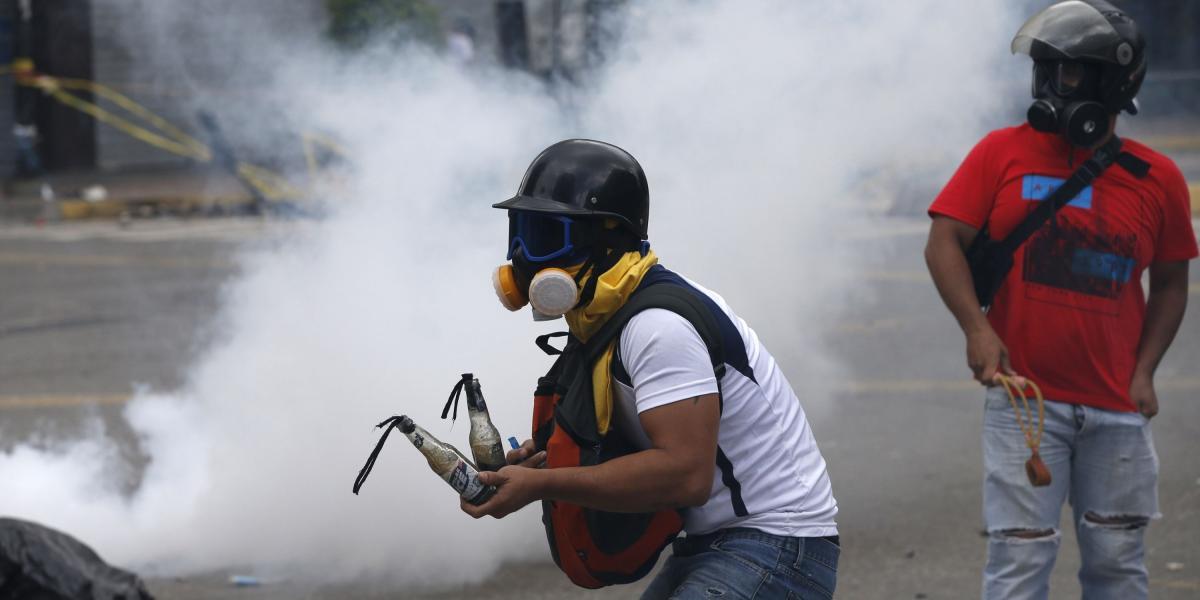 Mientras miles de oficialistas votan en las elecciones de la Asamblea Nacional Constituyente, las fuerzas policiales y militares se encargan de disolver con gases lacrimógenos las manifestaciones de los opositores a Maduro.