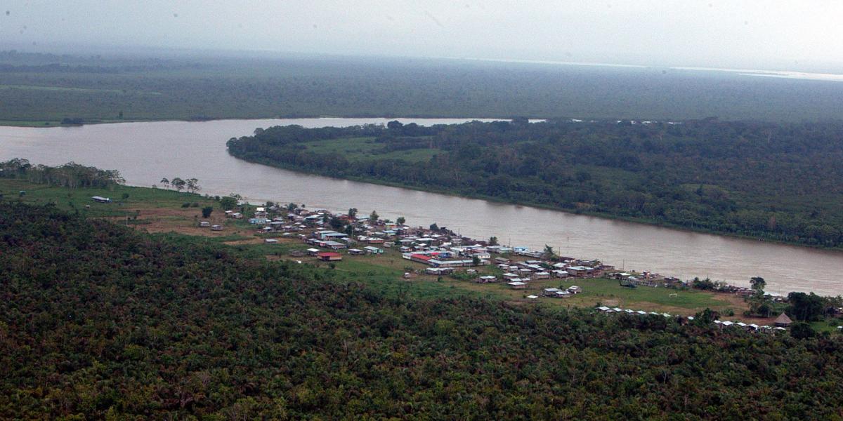 El río Atrato recorre el borde occidental de Colombia.