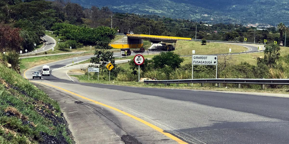 Así se ve la autopista Bogotá-Girardot con los 15.000 huecos que le taparon y el reparcheo en 72.000 metros cuadrados.