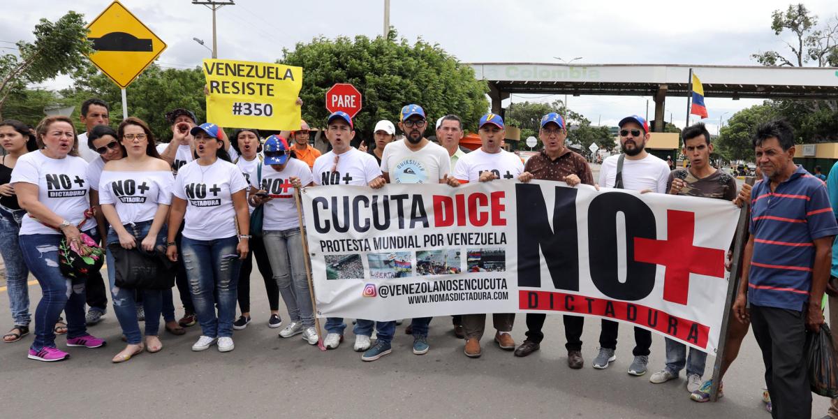Un grupo de venezolanos protestó contra Maduro en el puente Simón Bolívar.