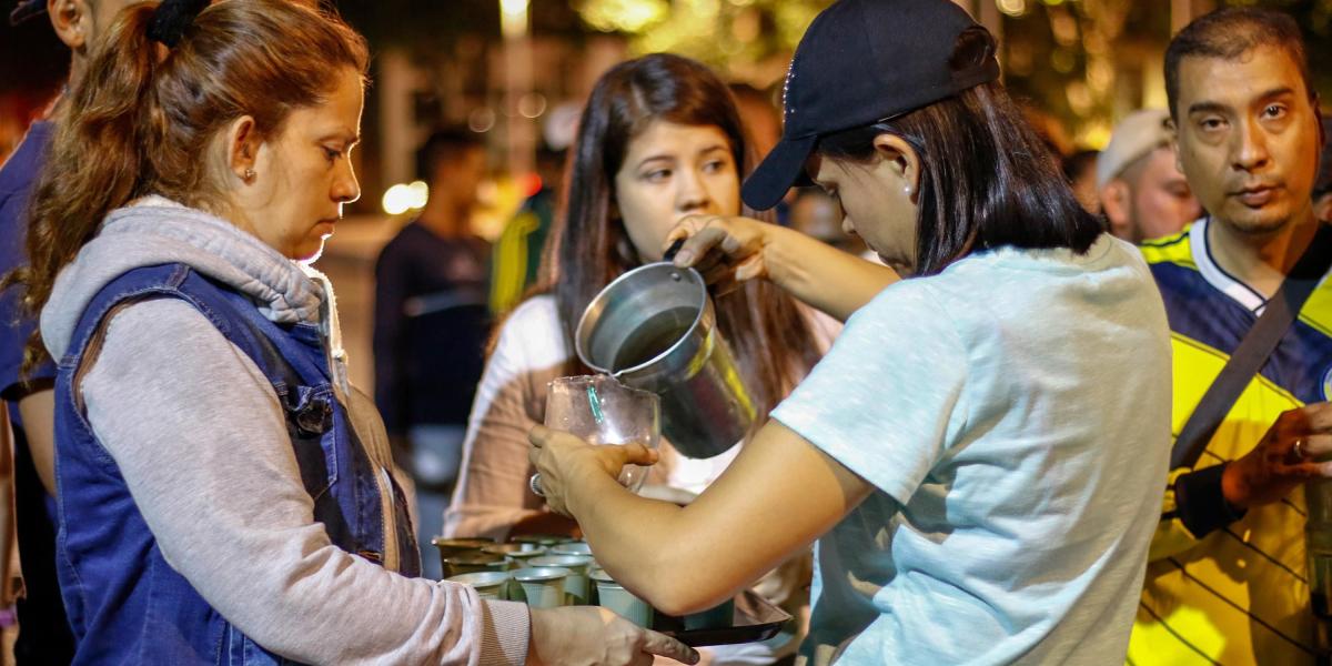 Un grupo de voluntarios cada noche, desde hace ya varias semanas, se acercan y les brindan comida a los venezolanos en Cúcuta. Una pequeña muestra de hospitalidad.