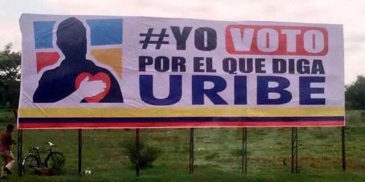 Vallas como esta han comenzado a aparecer en diferentes partes del país. El nombre de Uribe no ha sido el único registrado.