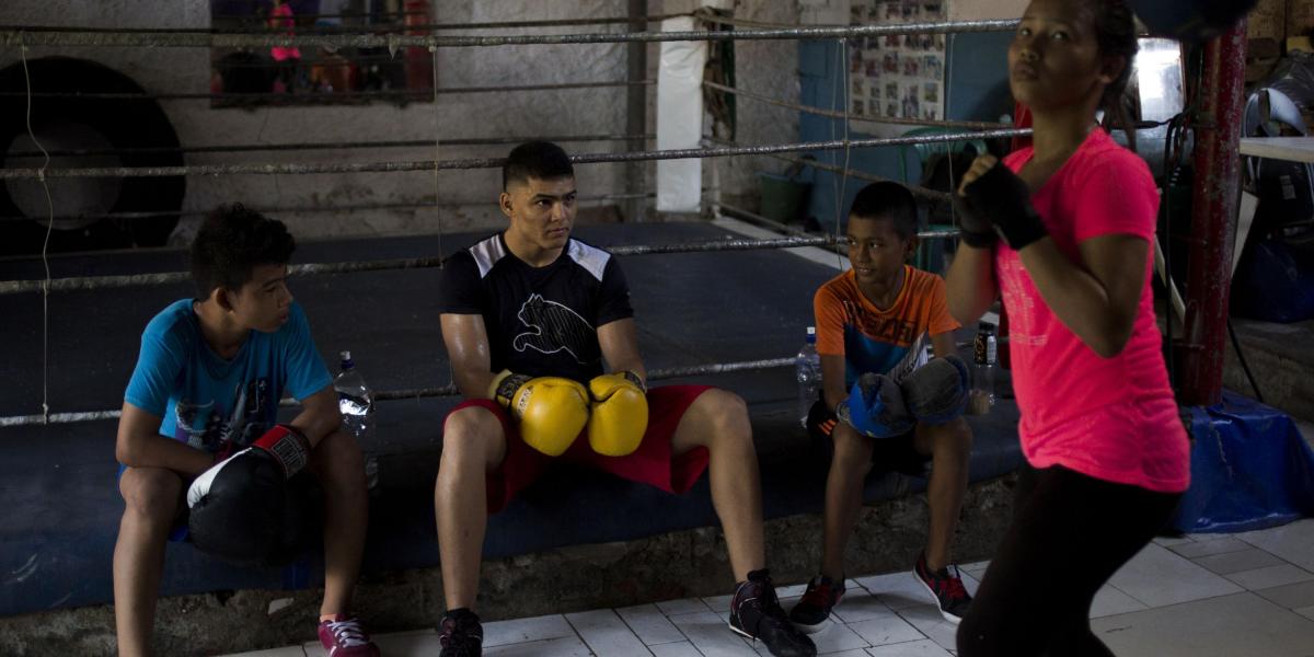 Alumnos entrenan en el club de boxeo Aníbal González, de Cartagena.