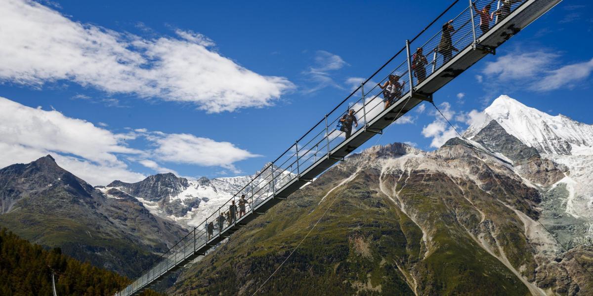El puente colgante tiene 494 metros de largo y une a Zermatt y Grächen, en el sur de Suiza.