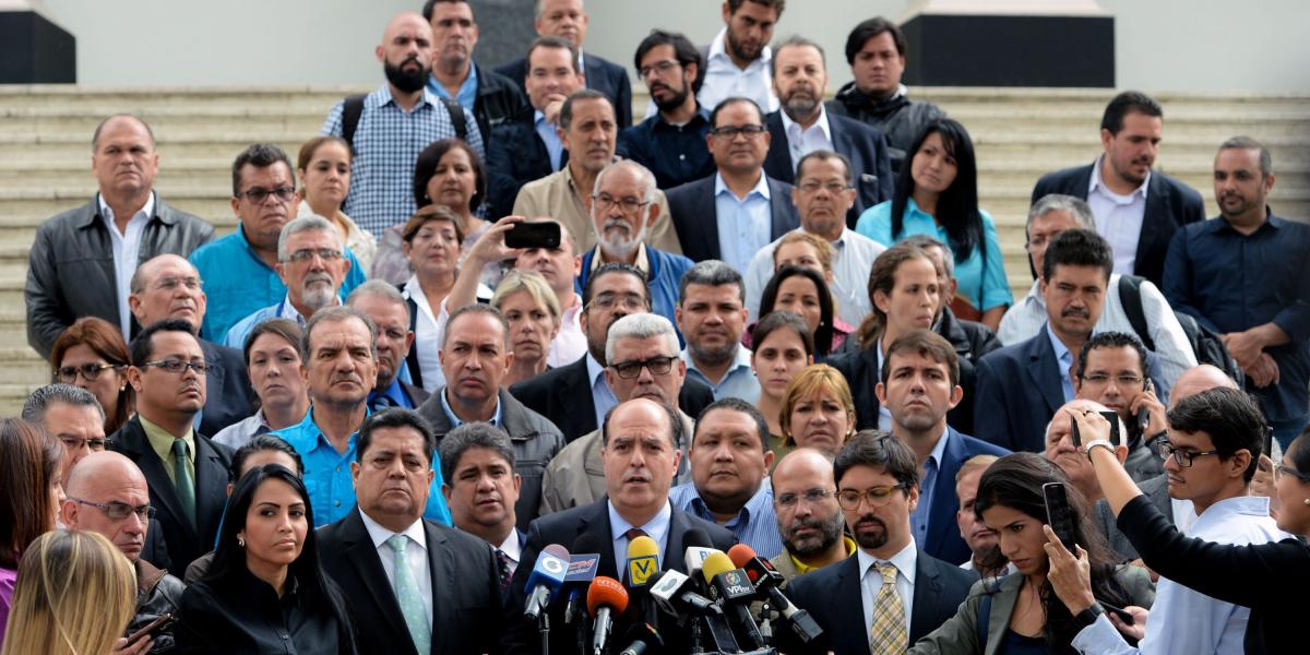 El presidente de la Asamblea Nacional, Julio Borges (centro), y otros dirigentes opositores criticaron ayer en Caracas la constituyente. AFP