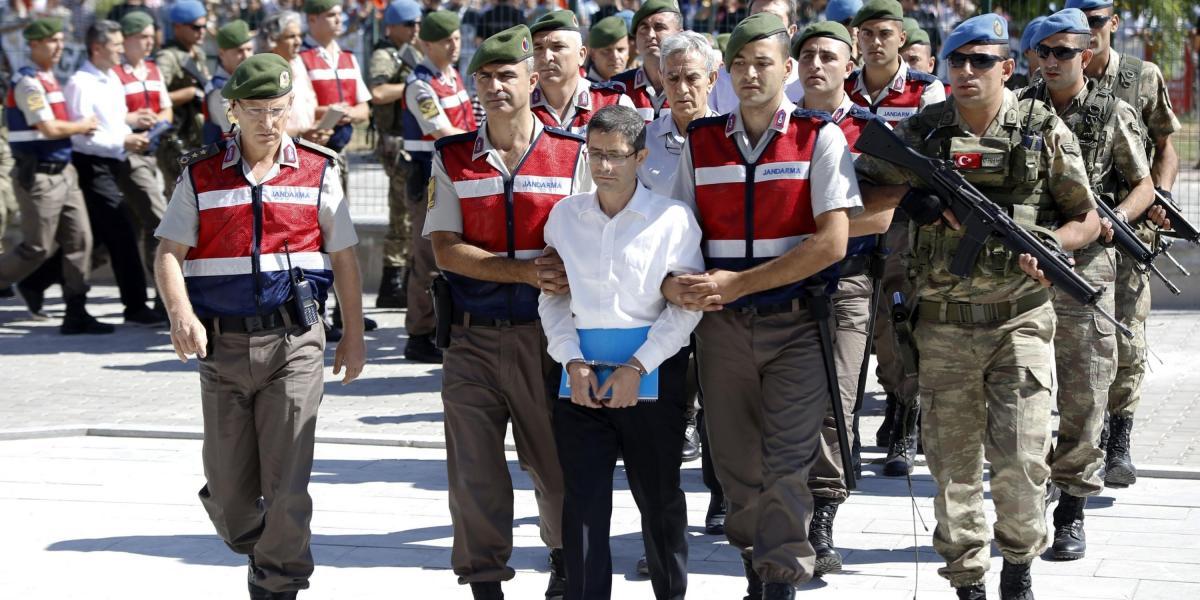 Kemal Barmaz, uno de los civiles bajo arresto acusados de participar en el intento de golpe de Estado del pasado 15 de julio de 2016 en Turquía, llegan conducidos por militares al tribunal del centro penitenciario de Sincan, en Ankara.