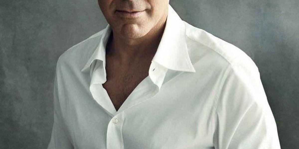 George Clooney 

Este codiciado actor estadounidense de Hollywood encabeza la lista de los famosos más atractivos del planeta tierra, no solo porque fue seleccionado en 2006 por la revista ‘People’ como el hombre más sexy del mundo, sino porque según la investigación del Centro de Cosmética Avanzada Facial y Cirugía Plástica,  reúne todos los rasgos faciales de preferencia de una persona.
