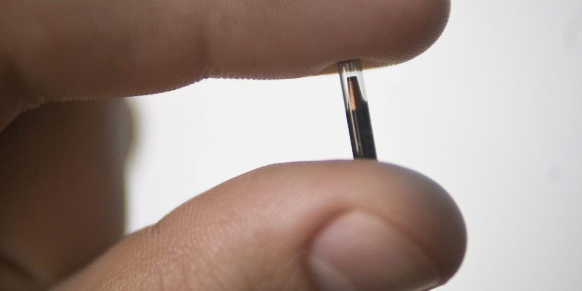 El chip, que se implanta entre el pulgar y el dedo índice, emplea la tecnología de identificación de radiofrecuencia (RFID).