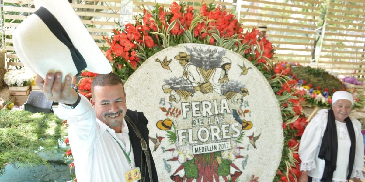 Las Plazas de las Flores son un espacio para reunir todos los eventos que se desarrollan en la Feria de las Flores. Además, los silleteros son sus principales actores al interactuar con los asistentes y mostrar cómo ensamblan sus obras de arte para el Desfile.