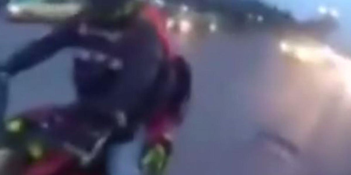 Video muestra accidente de motociclista en plena autopista norte