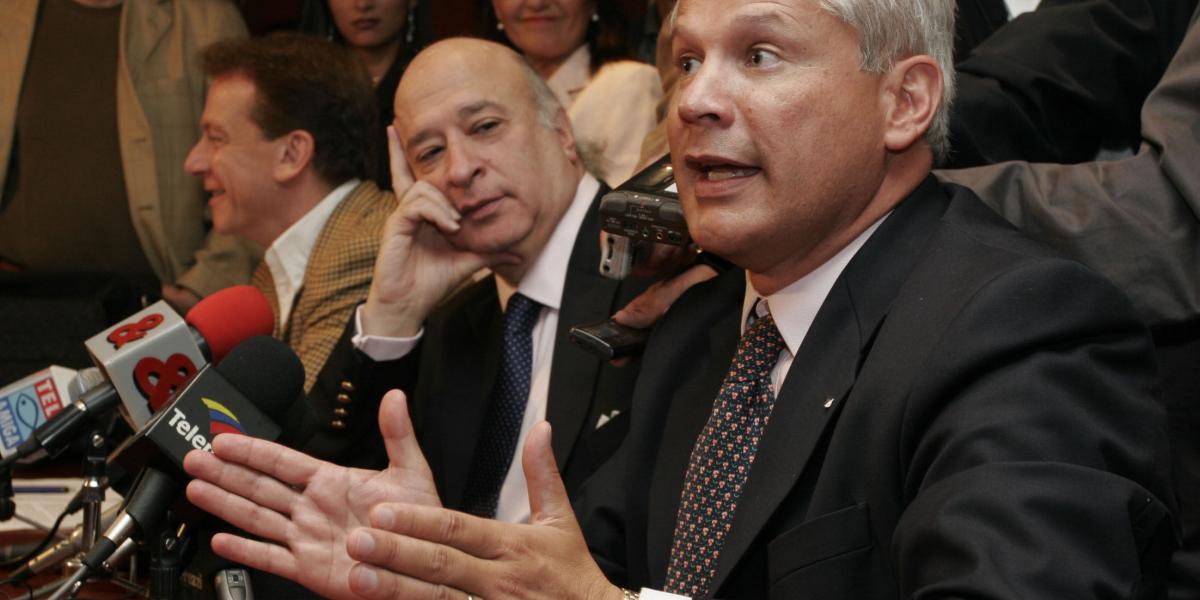 Juan Carlos López (derecha), como presidente de MIllonarios, en 2005. A su izquierda, Sabas Pretelt.