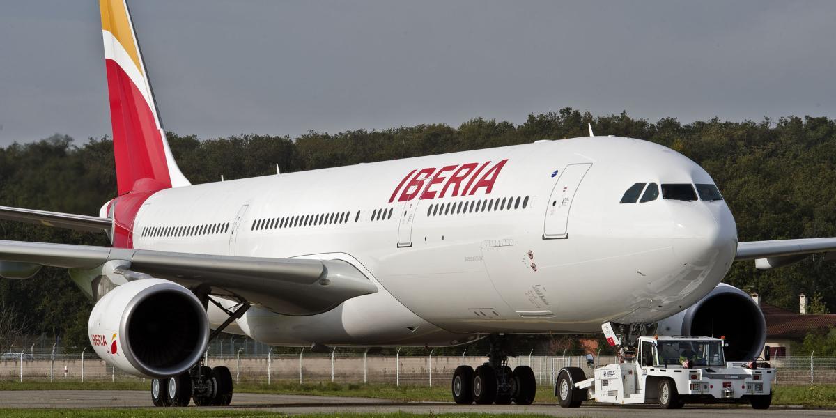 La aerolínea española Iberia dijo que desde el jueves reinicia sus tres vuelos semanales a Venezuela luego de que los suspendió temporalmente.