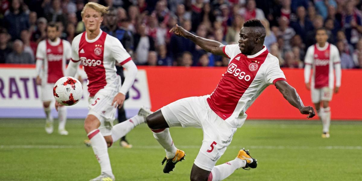 El colombiano Dávinson Sánchez (der.) anotó gol, pero su equipo, Ajax, quedó afuera de la Liga de Campeones.