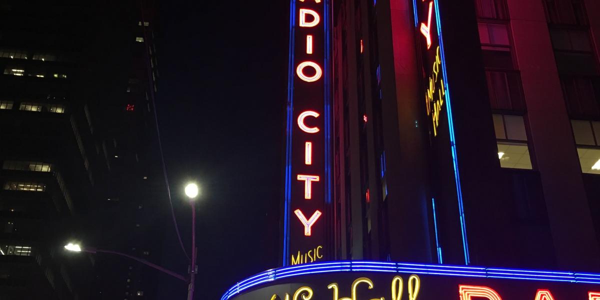 El Radio City Music Hall es uno de los teatros más famosos del mundo y tiene una capacidad para 6.000 personas.