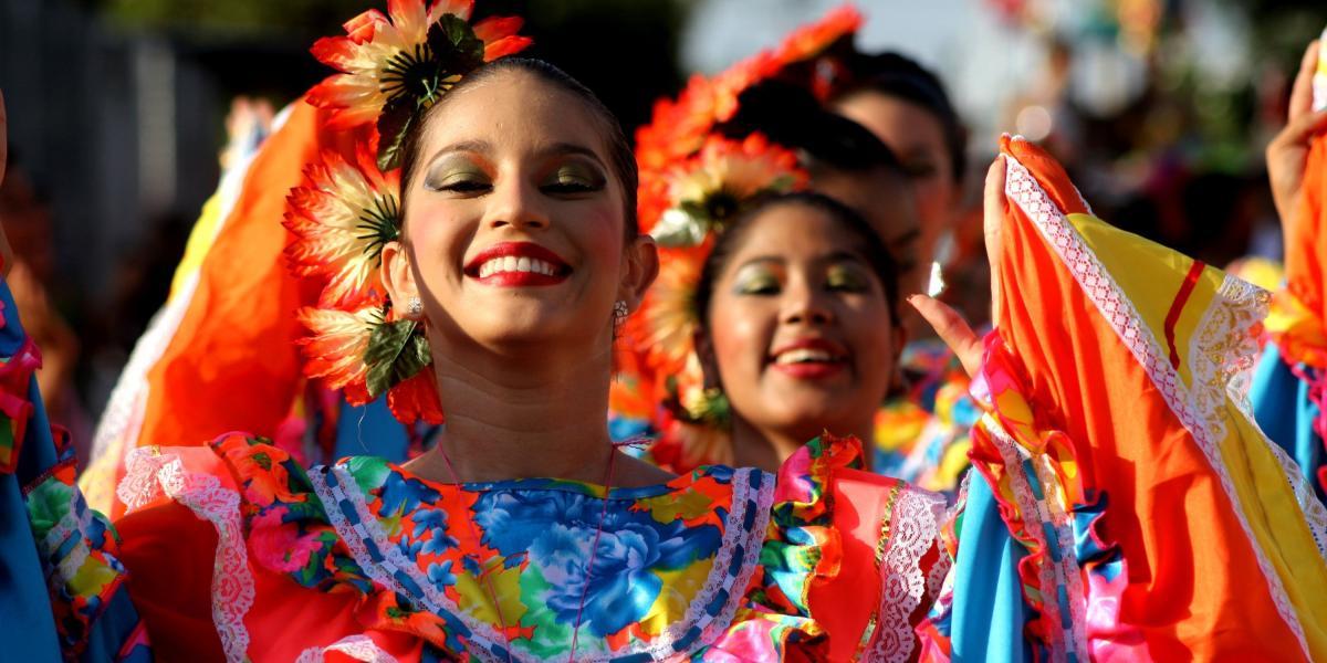 El desfile pocabuyano integra grupos de baile de cumbia de todo el país y se celebra este viernes, desde las 2 p. m., en El Banco.