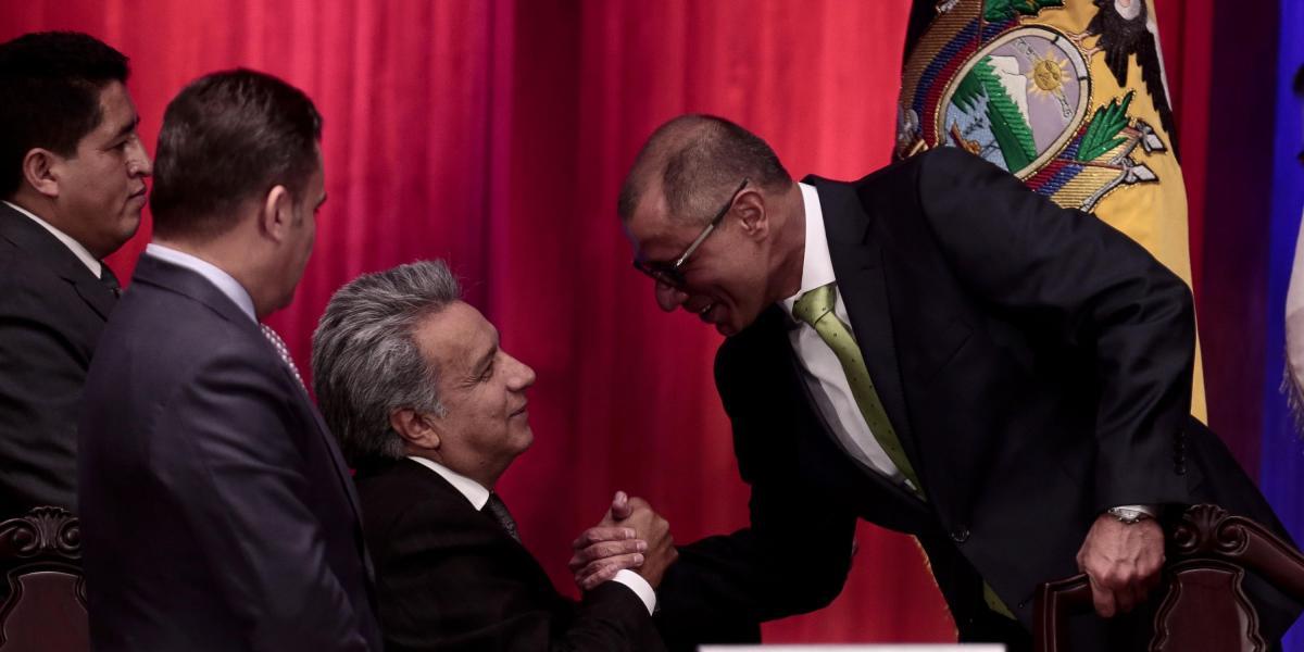 Tras los resultados de las presidenciales, varias veces el presidente Moreno (c) y Jorge Glas han estrechado sus manos.