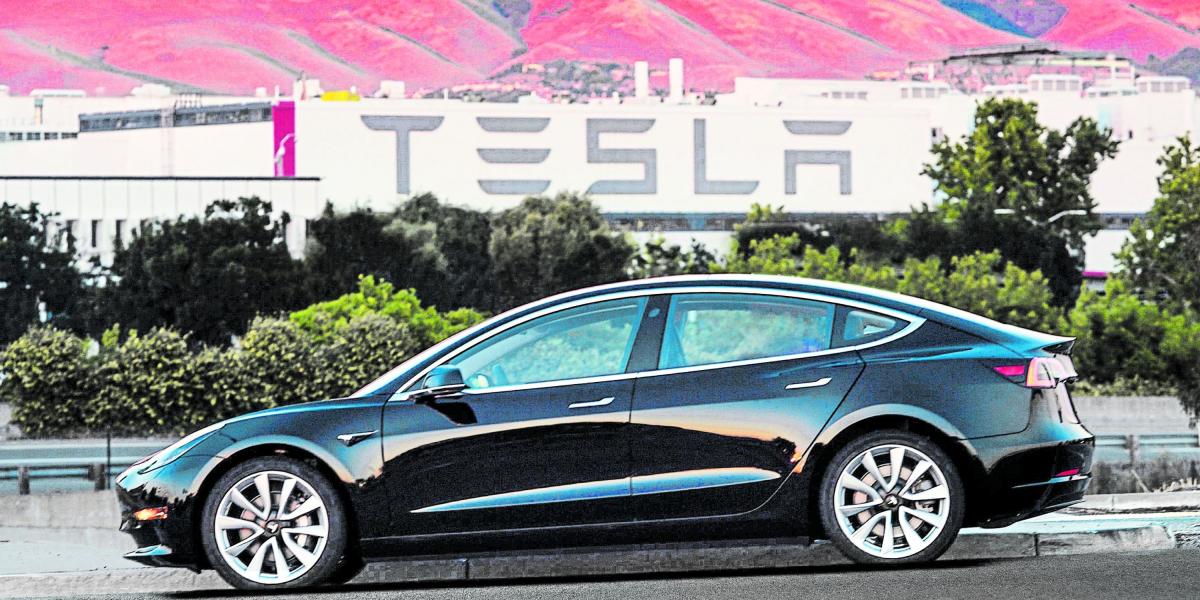 El Model 3 aspira a ser el primer auto eléctrico con gran autonomía y aceleración a precio asequible