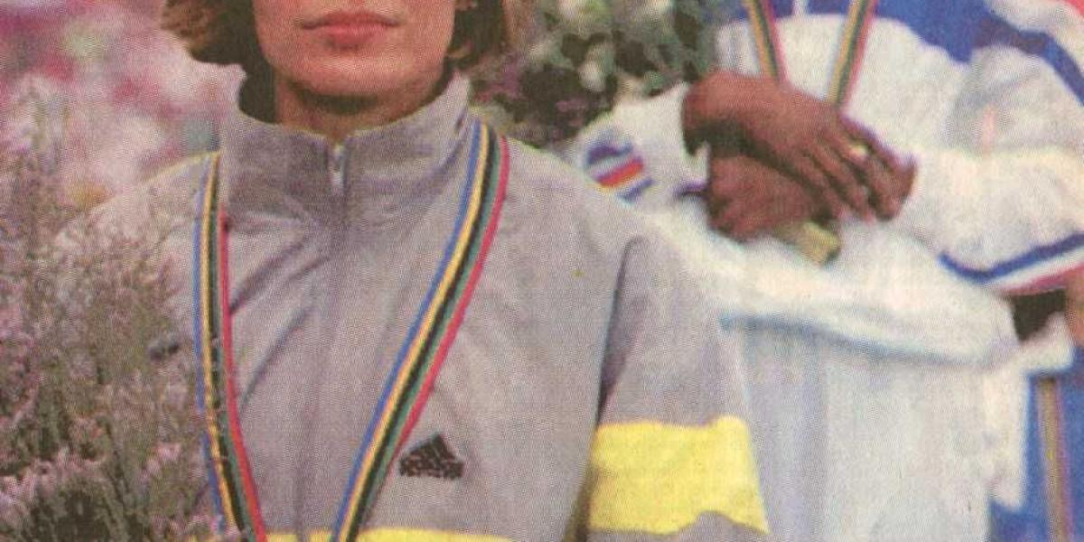 Ximena Restrepo en el podio de los 400 m lisos de los Olímpicos de Barcelona, con el ramo de flores y la medalla de bronce en su cuello. Atrás, el metal de oro, la francesa Marie-Jose Perec.