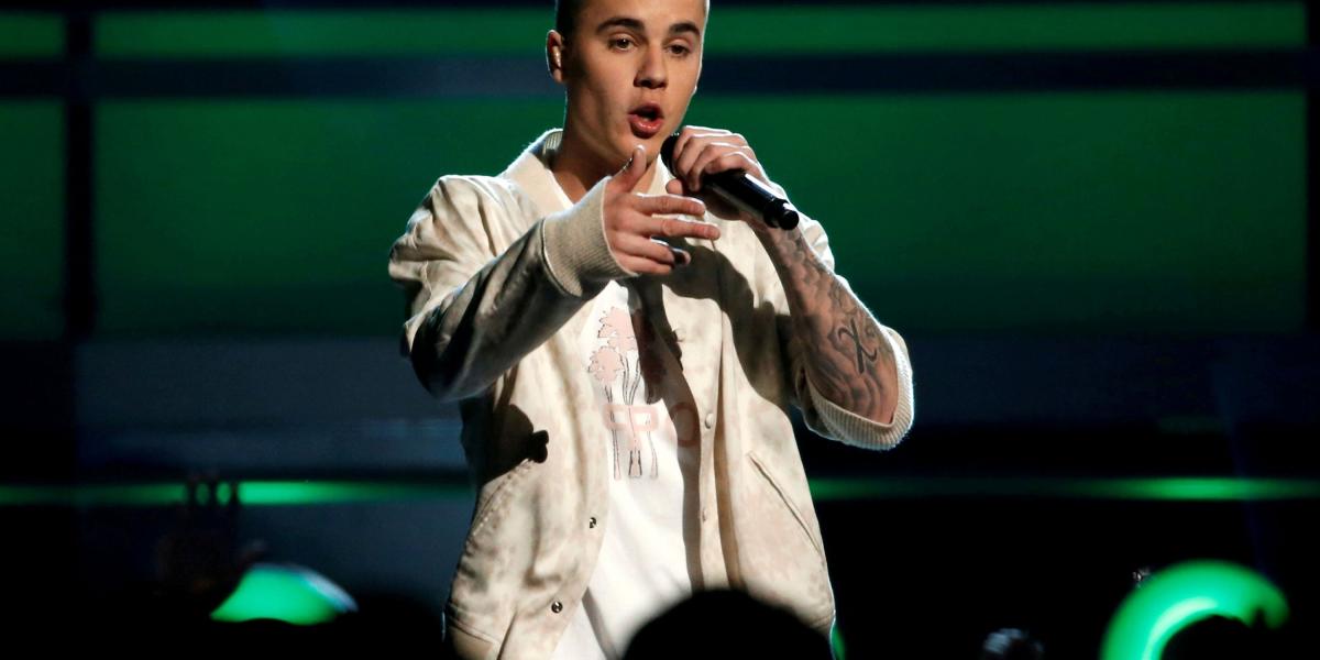 Bieber golpeó accidentalmente a un paparazzo de 57 años en Beverly Hills, California, al salir de un evento el 26 de julio.