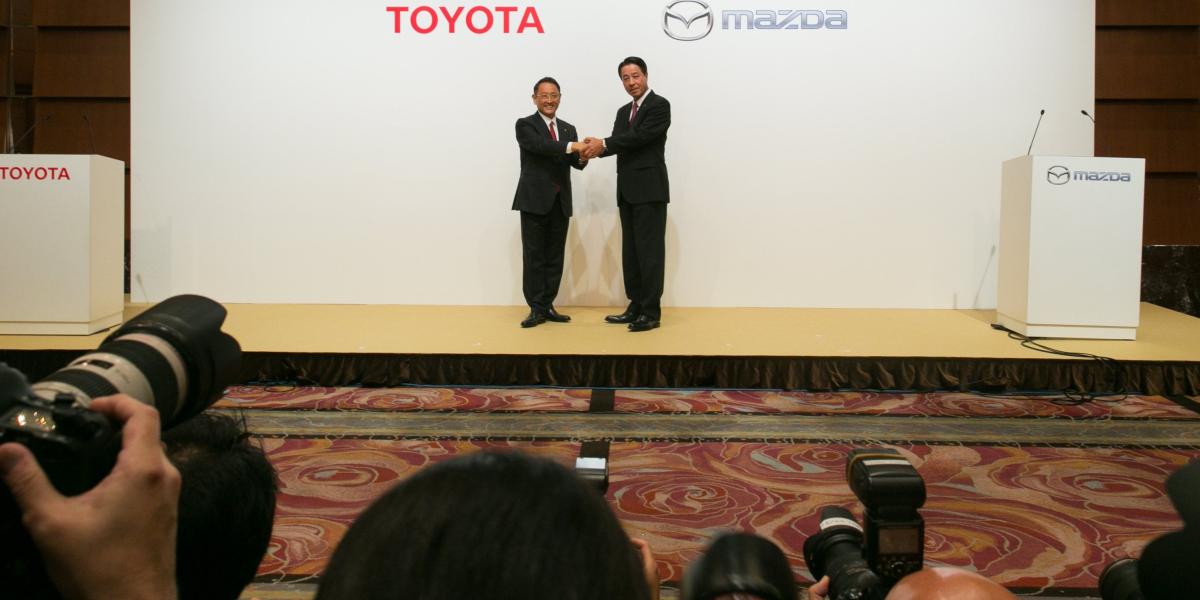 Toyota Motor Corp. comprará un 5 por ciento de Mazda, y Mazda Motor Corp tomará una participación de 0,25 por ciento en Toyota.