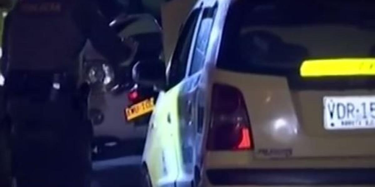 En persecución 'de película', atacaron taxi con una subametralladora