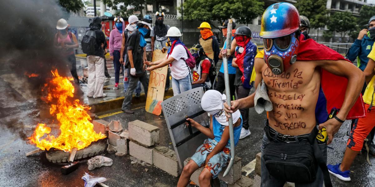 Es incierto cuánto más va a durar la confrontación entre opositores al régimen de Maduro y las Fuerzas Militares.
