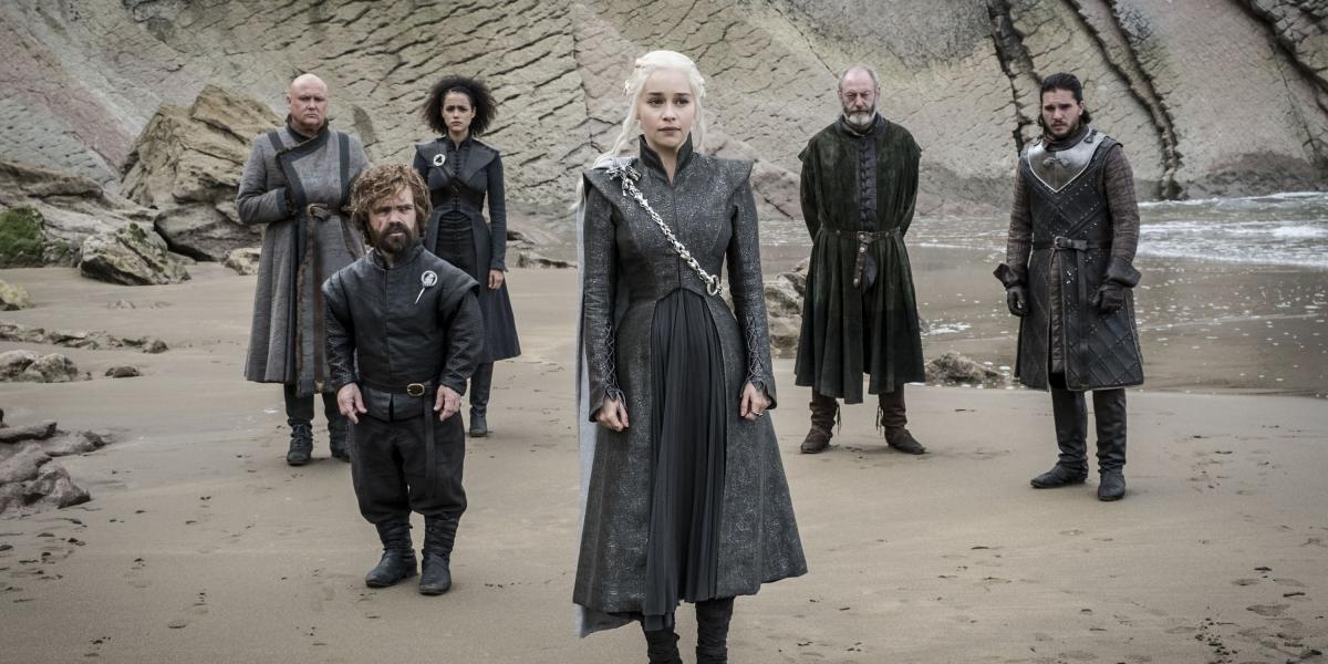 En el episodio 'Spoils of War', se profundizaron los lazos entre Daenerys Targaryen (centro) y Jon Snow (derecha).