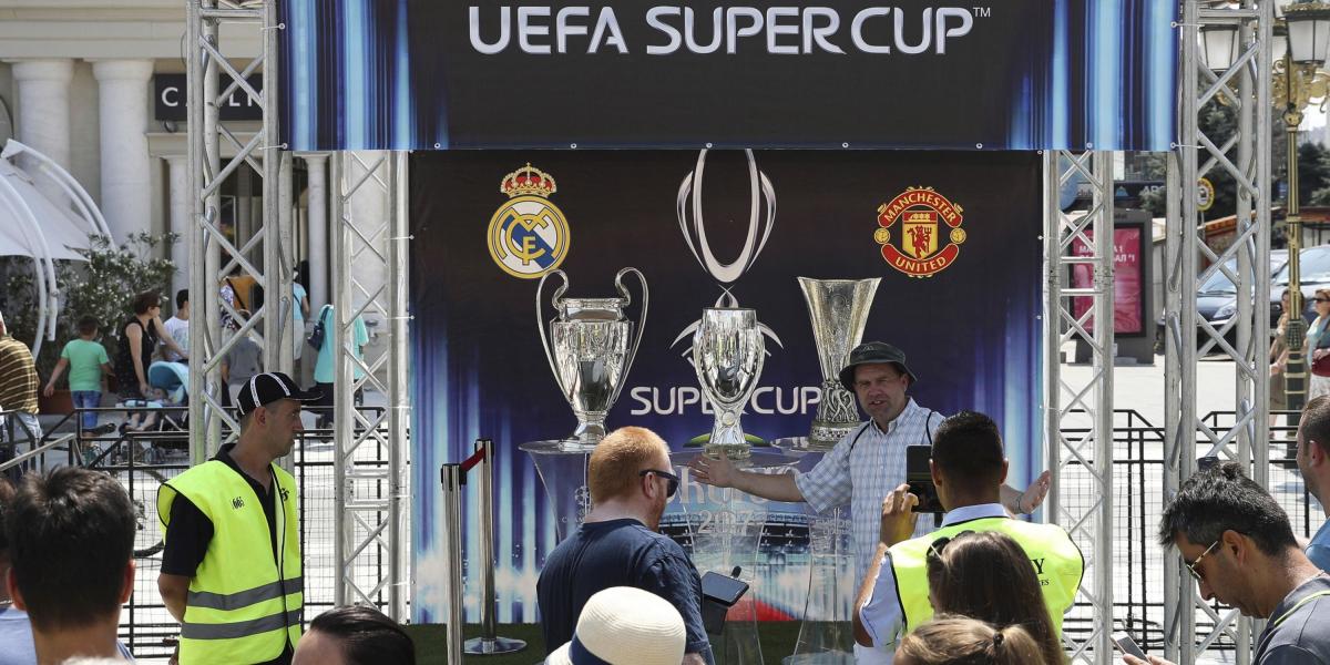 Aficionados en la ciudad macedonia de Skopje, donde este martes se disputa la final de la Supercopa de la UEFA entre el Real Madrid y el Manchester United.