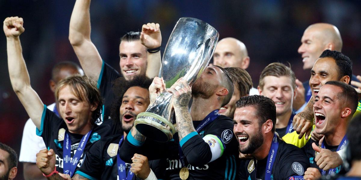 Real Madrid celebran el título de la Supercopa.