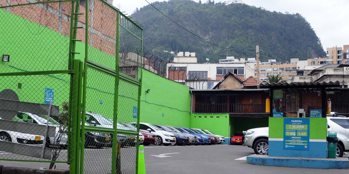 Según cifras de la Cámara de Comercio de Bogotá, hay registrados 2.300 parqueaderos.