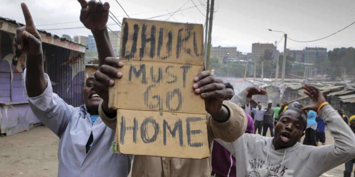 Simpatizantes del líder de la oposición, Raila Odinga, protestan por los resultados provisionales de las elecciones generales en el suburbio de Mathare, en Nairobi, Kenia.