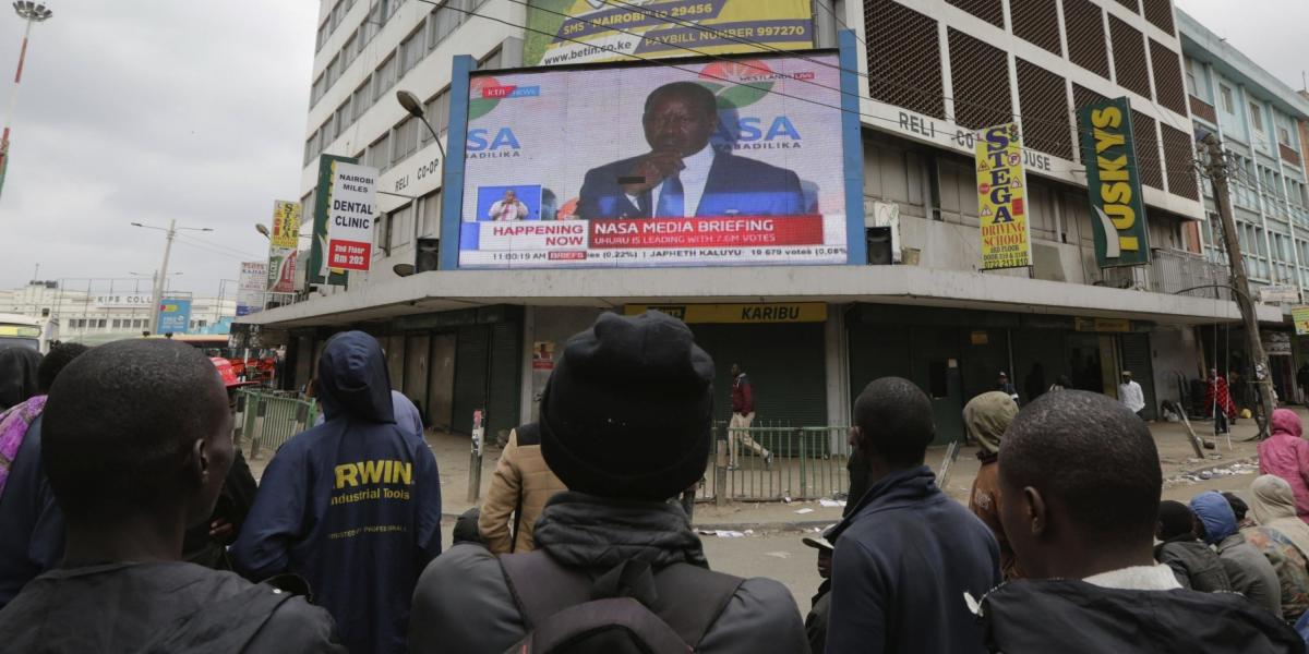El líder opositor Rila Odinga denunció que los "hackers" del partido gobernante introdujeron un algoritmo en el sistema informático de recuento de votos que generó una ventaja constante de once puntos a favor del presidente del país, Uhuru Kenyatta.