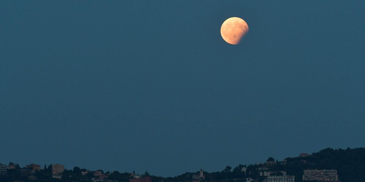 En Niza, al sur de Francia, la luna tuvo una ligera coloración y se pudo apreciar mejor por la hora en la que la penumbra de la luna recorrió el país galo.