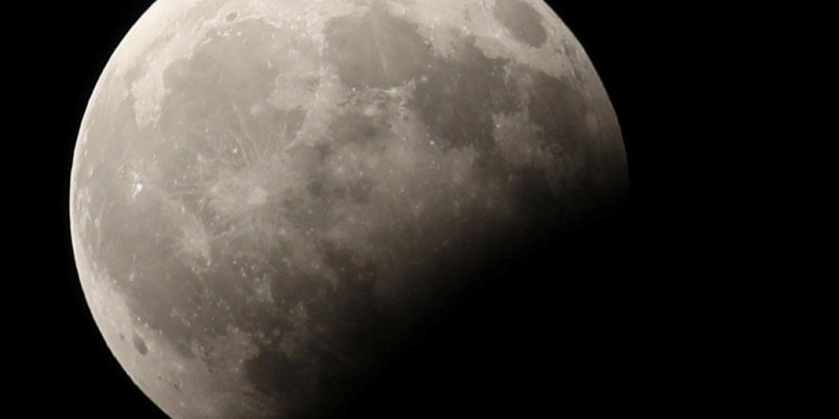 En parte de la parte norte de África el evento también se vio. Por ejemplo, en El Cairo, capital de Egipto, la luna se vio cubierta parcialmente por el sol y se retrataron postales claras del satélite natural.