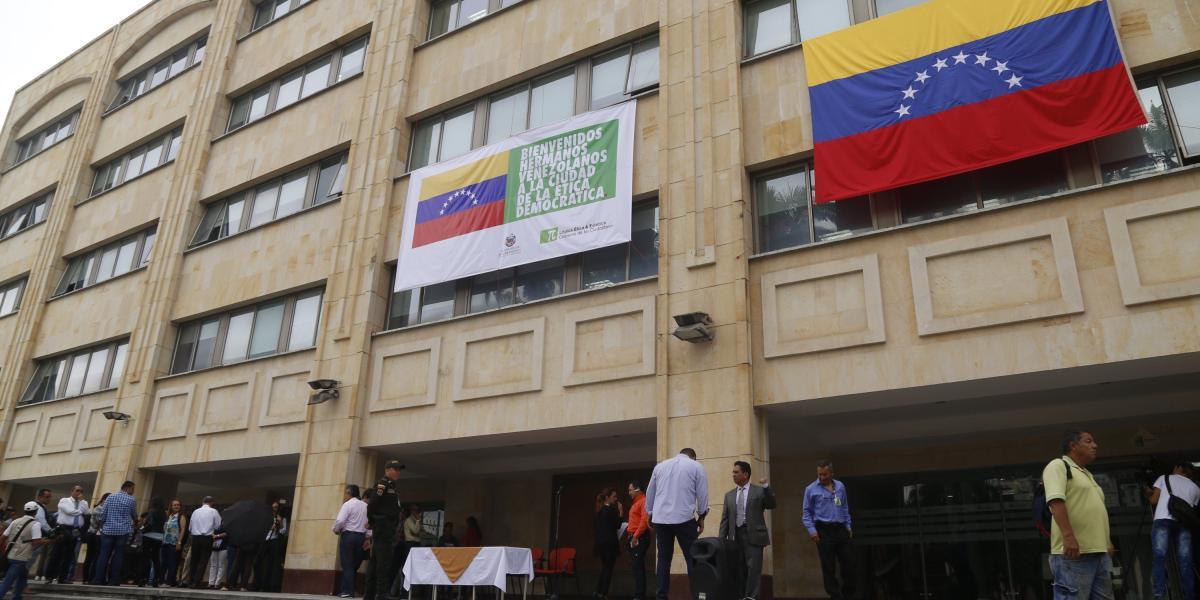 Izan la bandera de Venezuela en la Alcaldía de Bucaramanga. En esa entidad funcionará la oficina para la atención a los ciudadanos venezolanos.